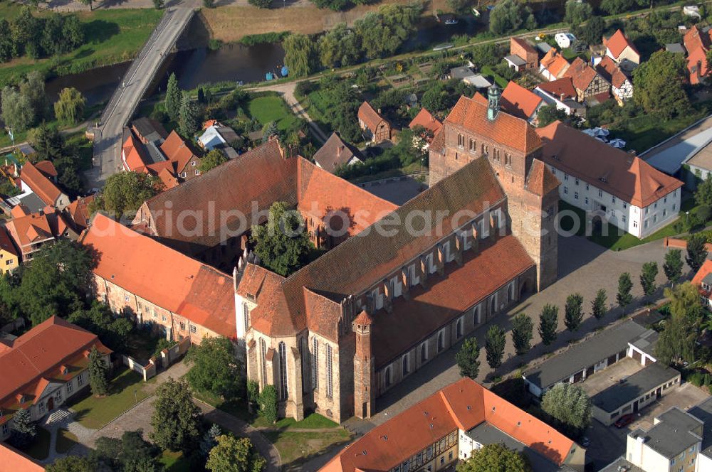 Aerial image Havelberg - Der Havelberger Domkomplex liegt an der Straße der Romanik, die durch Sachsen-Anhalt führt. Diese Straße verbindet die Dome, Burgen, Klöster und Kirchen die in der Zeit vom 10. bis Mitte des 13. Jahrhundert entstanden, und somit ein Zeichen der Christianisierung sind.