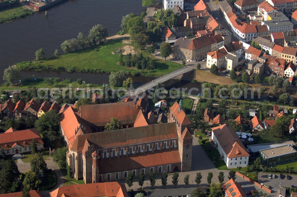 Aerial photograph Havelberg - Der Havelberger Domkomplex liegt an der Straße der Romanik, die durch Sachsen-Anhalt führt. Diese Straße verbindet die Dome, Burgen, Klöster und Kirchen die in der Zeit vom 10. bis Mitte des 13. Jahrhundert entstanden, und somit ein Zeichen der Christianisierung sind.