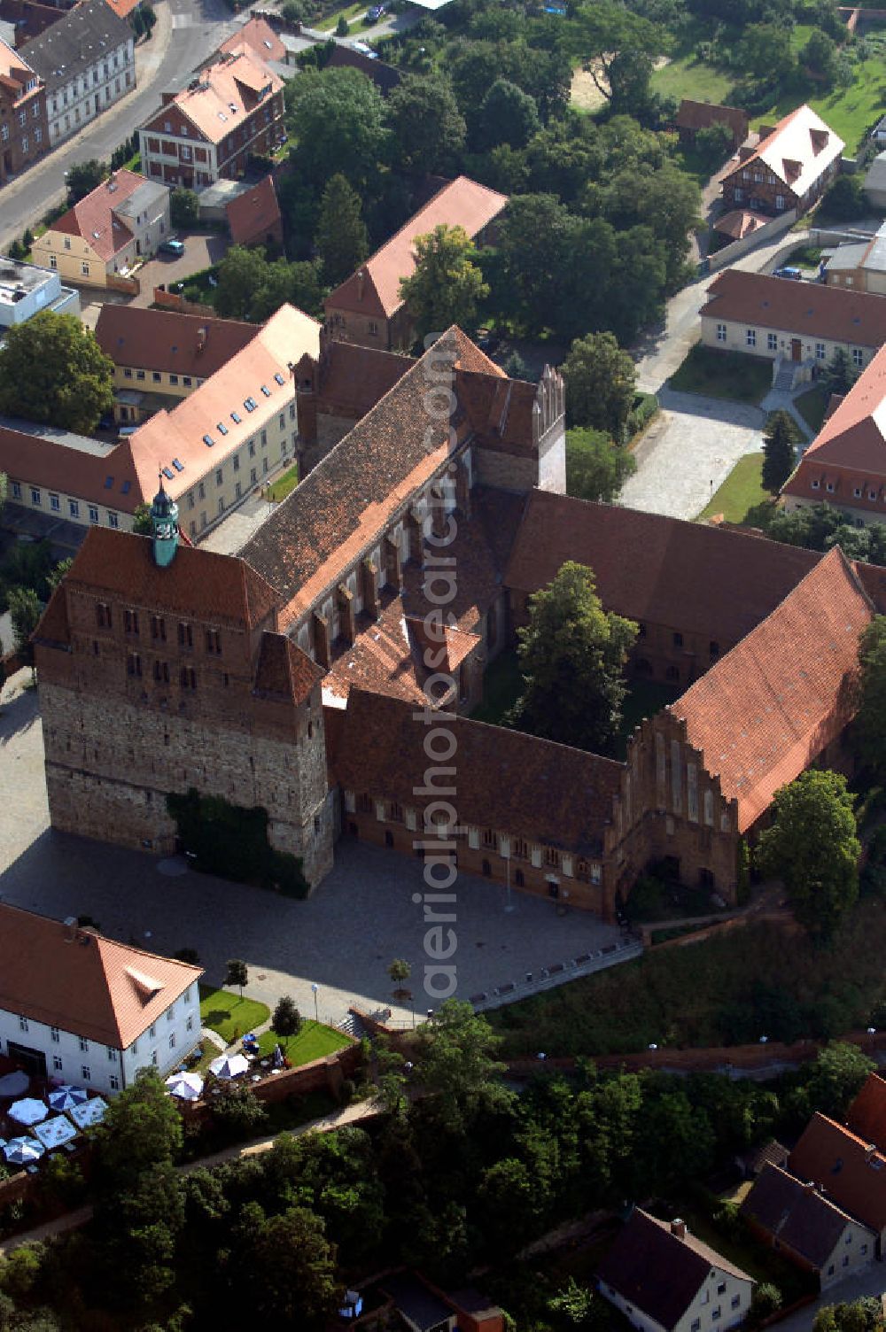 Havelberg from above - Der Havelberger Domkomplex liegt an der Straße der Romanik, die durch Sachsen-Anhalt führt. Diese Straße verbindet die Dome, Burgen, Klöster und Kirchen die in der Zeit vom 10. bis Mitte des 13. Jahrhundert entstanden, und somit ein Zeichen der Christianisierung sind.