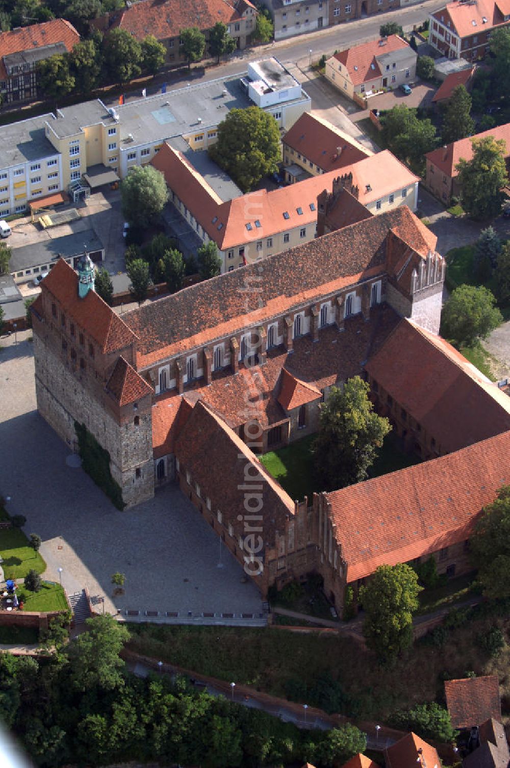 Havelberg from the bird's eye view: Der Havelberger Domkomplex liegt an der Straße der Romanik, die durch Sachsen-Anhalt führt. Diese Straße verbindet die Dome, Burgen, Klöster und Kirchen die in der Zeit vom 10. bis Mitte des 13. Jahrhundert entstanden, und somit ein Zeichen der Christianisierung sind.