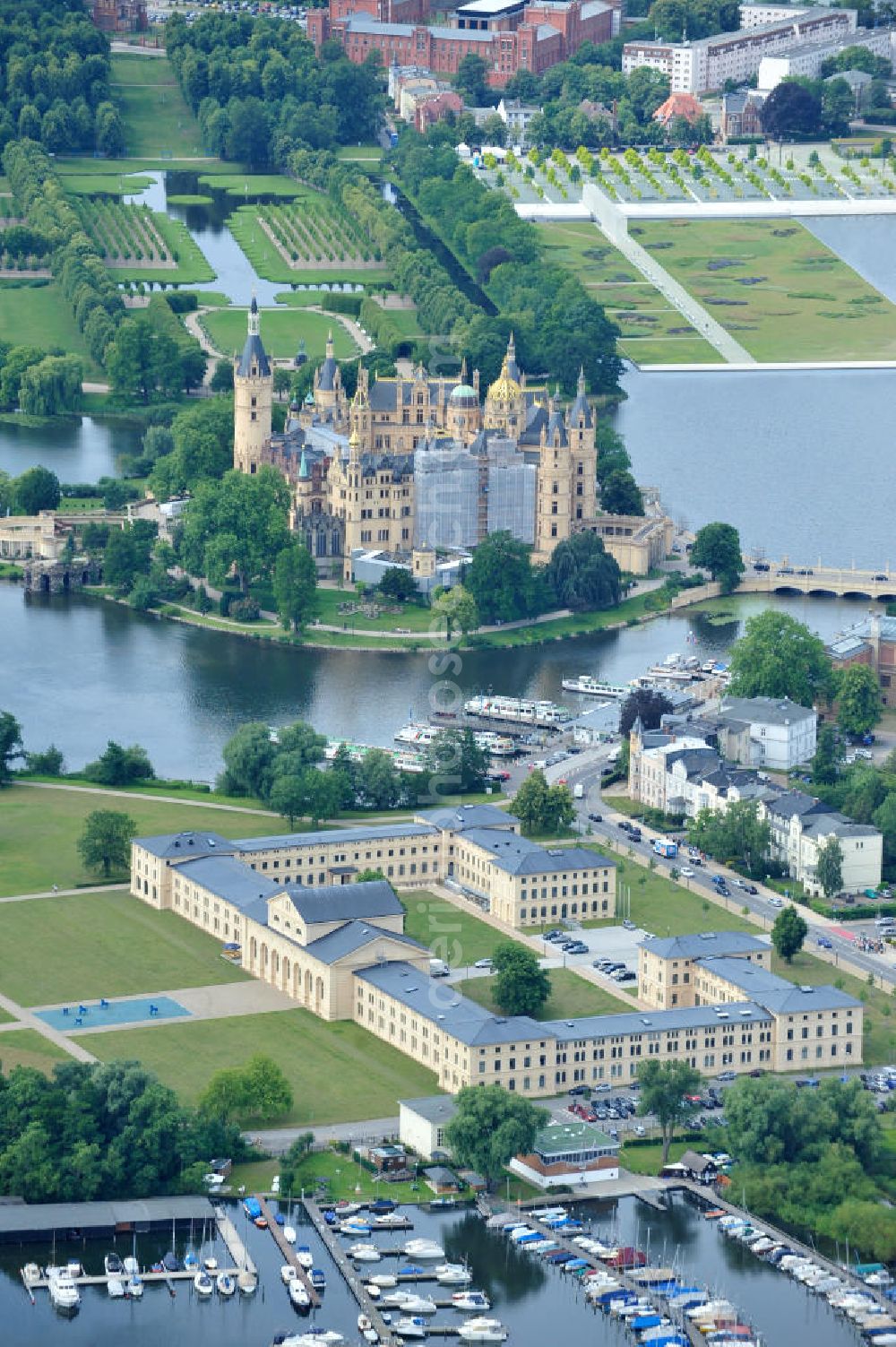 Schwerin from above - Blick auf den historischen Marstall in Schwerin. Das aufwendig restaurierte Gebäude befindet sich auf einer Landzunge an der Werderstraße. Er wurde 1837 - 1842 nach Plänen von G. A. Demmler erbaut und diente als Pferdestall und Reithalle für die herzoglichen Pferde. Seit 1997 werden Teile des Gebäudes vom Technischen Museum genutzt. In den Seitenflügeln sind das Sozialministerium und das Ministerium für Bildung, Wissenschaft und Kultur untergebracht. View of the historical marstall in Schwerin.