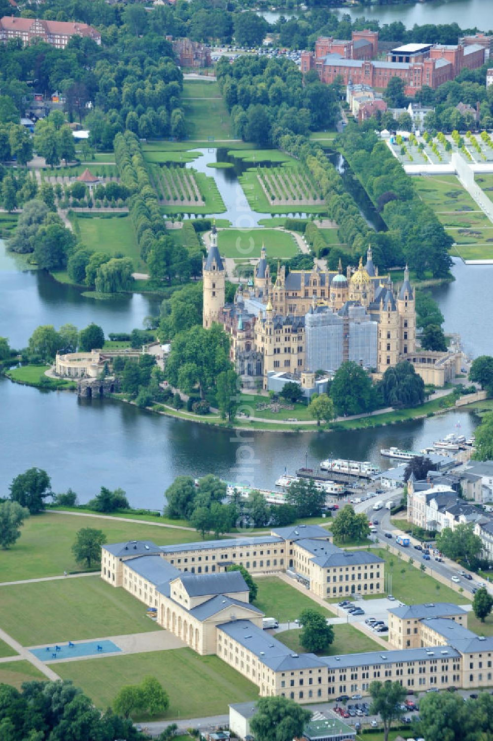 Schwerin from the bird's eye view: Blick auf den historischen Marstall in Schwerin. Das aufwendig restaurierte Gebäude befindet sich auf einer Landzunge an der Werderstraße. Er wurde 1837 - 1842 nach Plänen von G. A. Demmler erbaut und diente als Pferdestall und Reithalle für die herzoglichen Pferde. Seit 1997 werden Teile des Gebäudes vom Technischen Museum genutzt. In den Seitenflügeln sind das Sozialministerium und das Ministerium für Bildung, Wissenschaft und Kultur untergebracht. View of the historical marstall in Schwerin.