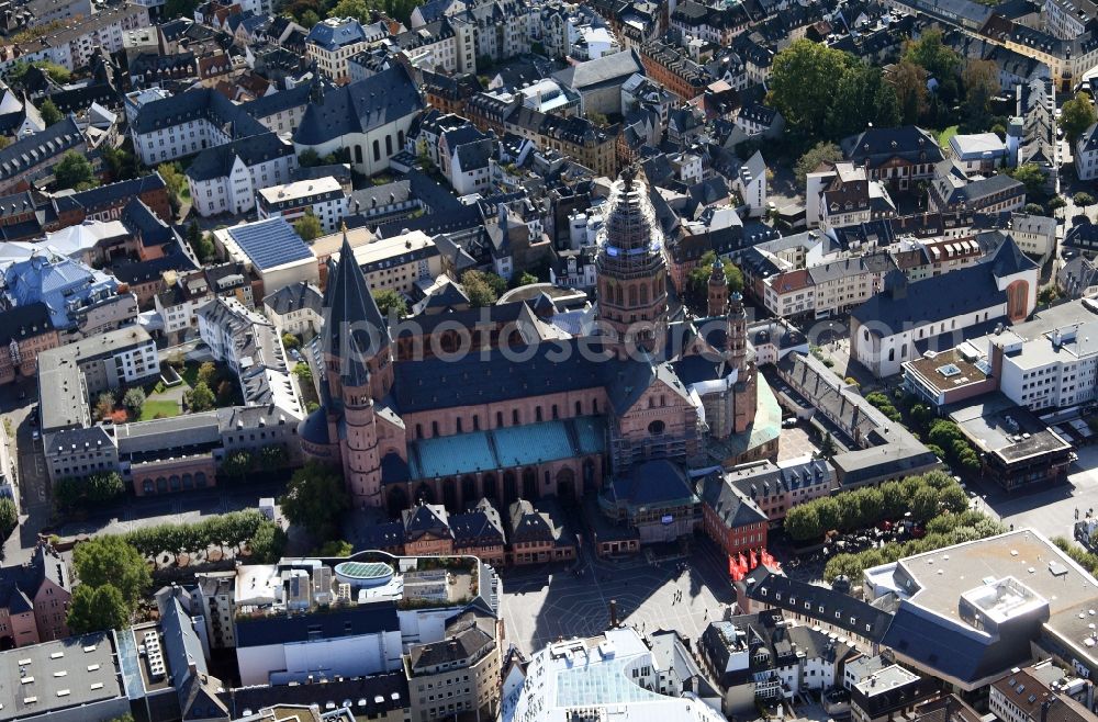 Aerial photograph Mainz - The High Mainz Cathedral, the Episcopal Church of the Roman Catholic Diocese of Mainz. The counting of the imperial cathedrals built in its present form is a three-aisled Romanesque pillar basilica, which has in its annexes both Romanesque and Gothic and Baroque elements. The construction of the cathedral dates back to the year 975th As the construction period will be held today from 20 years to be possible. Again in 2001 began a renovation of the cathedral