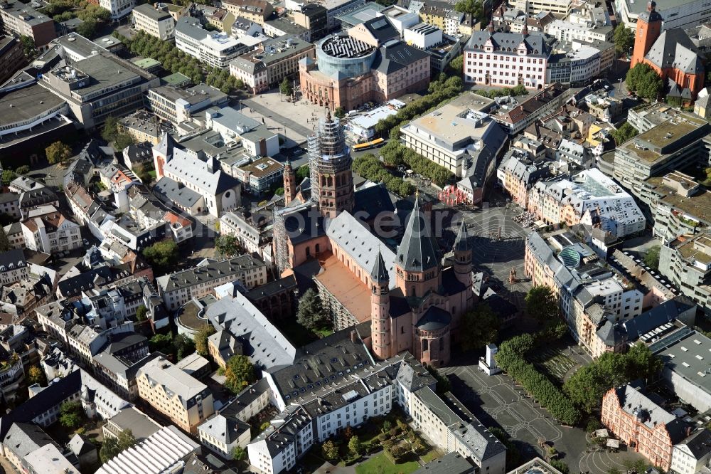 Mainz from above - The High Mainz Cathedral, the Episcopal Church of the Roman Catholic Diocese of Mainz. The counting of the imperial cathedrals built in its present form is a three-aisled Romanesque pillar basilica, which has in its annexes both Romanesque and Gothic and Baroque elements. The construction of the cathedral dates back to the year 975th As the construction period will be held today from 20 years to be possible. Again in 2001 began a renovation of the cathedral