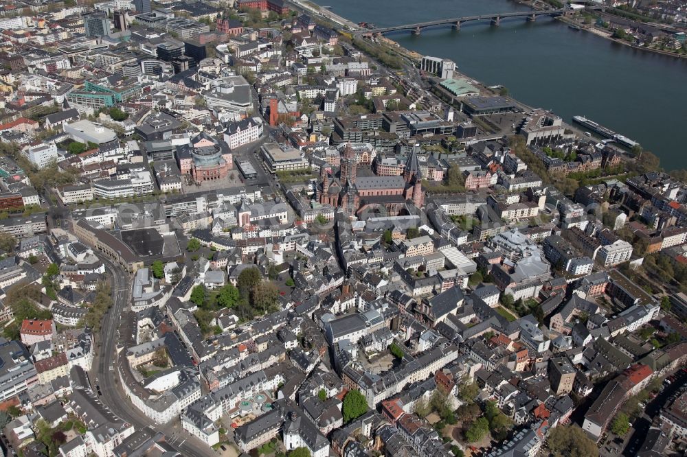 Aerial image Mainz - A view of the St. Martin's Cathedral, an episcopal church in Mainz in Rhineland-Palatinate