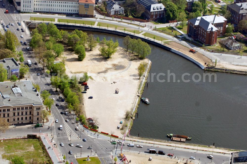 Berlin from the bird's eye view: Blick auf den Humboldt-Hafen, das Medizinhistorische Museum der Charité und das Sozialgericht Berlin in Berlin-Mitte. Das nach dem Wissenschaftler Alexan der von Humboldt benannte Hafenbecken hat eine Wasserfläche von 33.500 Quadratmeter. View to the Humboldt-Hafen, to the Medizinhistorische Museum der Charité and the social welfare court Berlin in Berlin-Mitte. The harbour basin was named after the scientist Alexan der von humboldt and have a water area of 33.500 square meter.