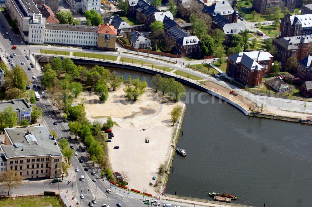 Aerial image Berlin - Blick auf den Humboldt-Hafen, das Medizinhistorische Museum der Charité und das Sozialgericht Berlin in Berlin-Mitte. Das nach dem Wissenschaftler Alexan der von Humboldt benannte Hafenbecken hat eine Wasserfläche von 33.500 Quadratmeter. View to the Humboldt-Hafen, to the Medizinhistorische Museum der Charité and the social welfare court Berlin in Berlin-Mitte. The harbour basin was named after the scientist Alexan der von humboldt and have a water area of 33.500 square meter.