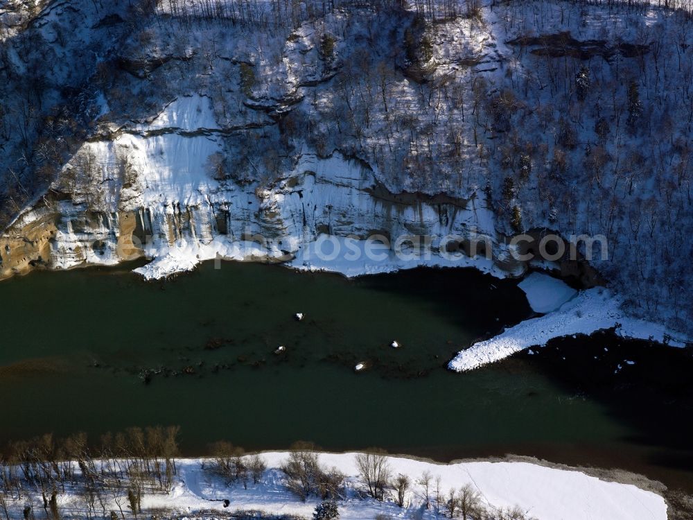 Aerial photograph Altötting - The river Inn in the county district of Altötting in the state of Bavaria. The river runs along a snow covered, steep rock wall. Further to the East it will run into Austria again