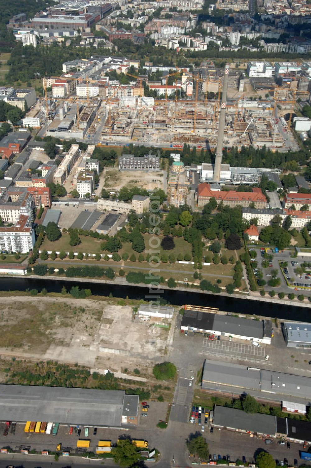 Berlin from above - Blick auf den Invalieden-Friedhof in Mitte am Berlin-Spandauer Schifffahrtskanal. Der 1748 angelegte Friedhof, einer der ältesten in Berlin, steht aufgrund der Gesamtanlage und einzelner Grabdenkmale unter Denkmalschutz. Er wird als Zeugnis der preußischen und deutschen Militärgeschichte angesehn. Kontakt: Scharnhorststraße 33, 10115 Berlin.