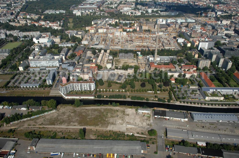 Berlin from the bird's eye view: Blick auf den Invalieden-Friedhof in Mitte am Berlin-Spandauer Schifffahrtskanal. Der 1748 angelegte Friedhof, einer der ältesten in Berlin, steht aufgrund der Gesamtanlage und einzelner Grabdenkmale unter Denkmalschutz. Er wird als Zeugnis der preußischen und deutschen Militärgeschichte angesehn. Kontakt: Scharnhorststraße 33, 10115 Berlin.