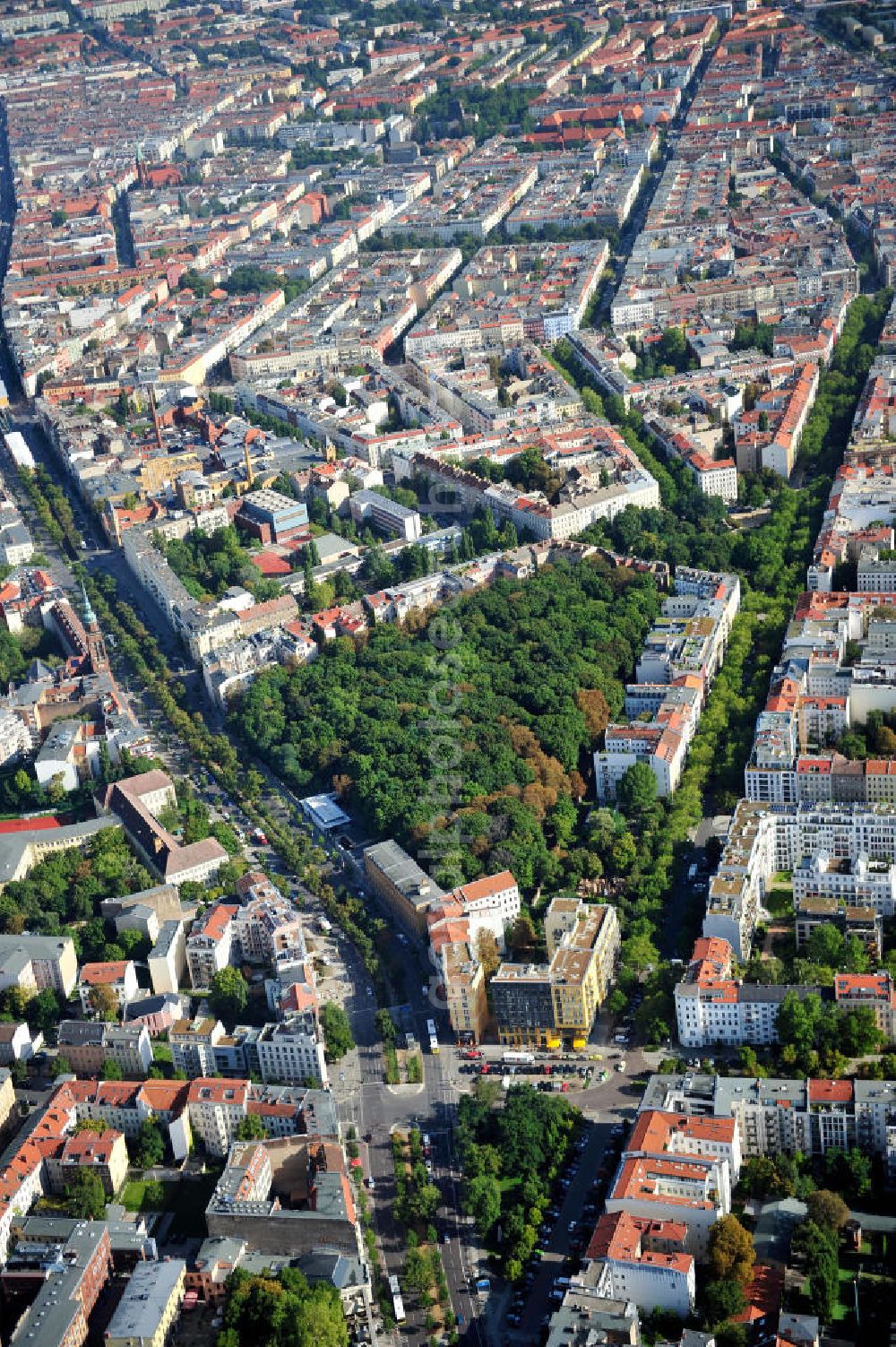 Berlin Prenzlauer Berg from the bird's eye view: Der jüdische Friedhof an der Schönhauser Allee in Berlin-Prenzlauer Berg. Er wurde 1827 nach den Vorgaben von Friedrich Wilhelm Langerhans angelegt. The Jewish cemetry at the Schönhauser Allee in Berlin-Prenzlauer Berg.