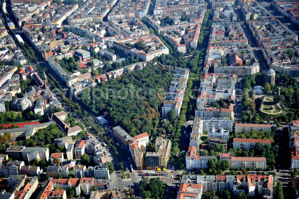 Aerial image Berlin Prenzlauer Berg - Der jüdische Friedhof an der Schönhauser Allee in Berlin-Prenzlauer Berg. Er wurde 1827 nach den Vorgaben von Friedrich Wilhelm Langerhans angelegt. The Jewish cemetry at the Schönhauser Allee in Berlin-Prenzlauer Berg.