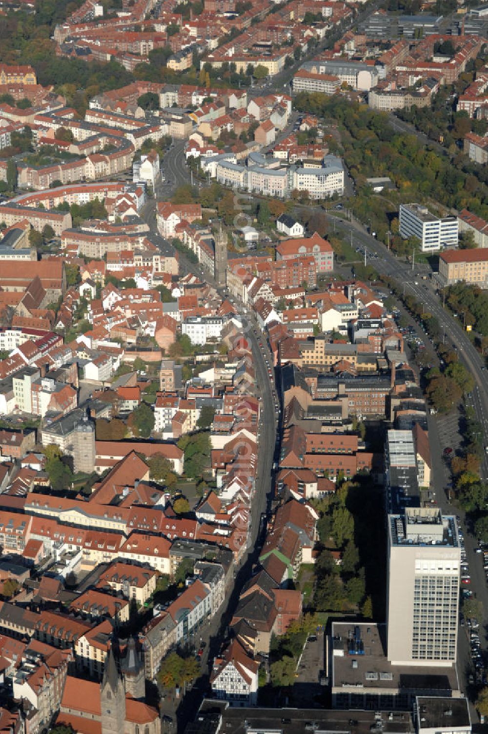 Erfurt from above - Blick auf den Juri-Gagarin-Ring. Die 2300 m lange Ringstraße umgibt den Kern der Altstadt under verläuft entlang der ersten Erfurter Stadtmauer von 1000. Angelegt wurde der Straßenzug 1898. 1964 wurde er nach dem russischen Raumfahrers Juri Gagarin. Mit im Bild das Verlagsgebäude der Thüringer Allgemeinen.