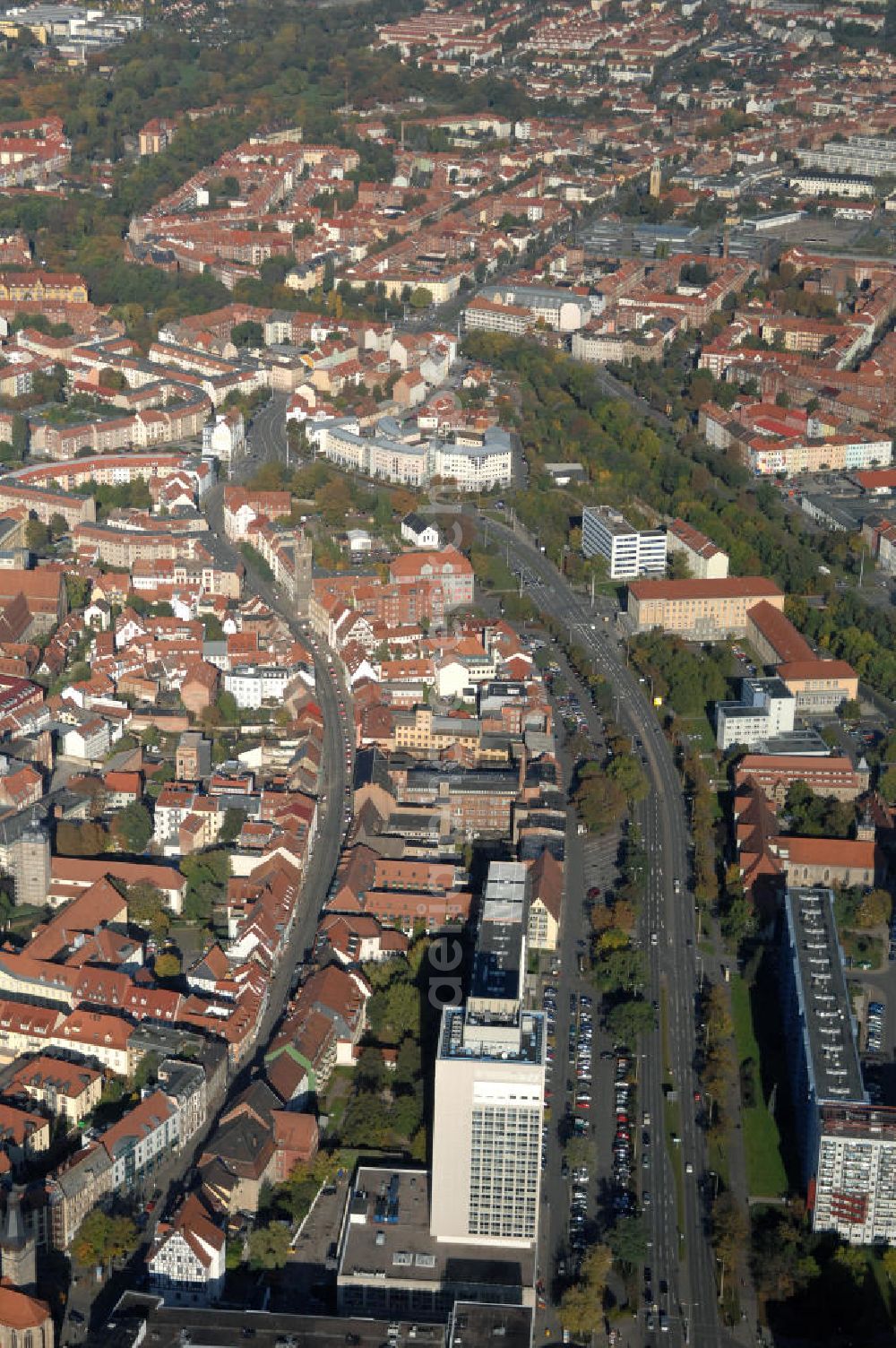 Erfurt from the bird's eye view: Blick auf den Juri-Gagarin-Ring. Die 2300 m lange Ringstraße umgibt den Kern der Altstadt under verläuft entlang der ersten Erfurter Stadtmauer von 1000. Angelegt wurde der Straßenzug 1898. 1964 wurde er nach dem russischen Raumfahrers Juri Gagarin. Mit im Bild das Verlagsgebäude der Thüringer Allgemeinen.