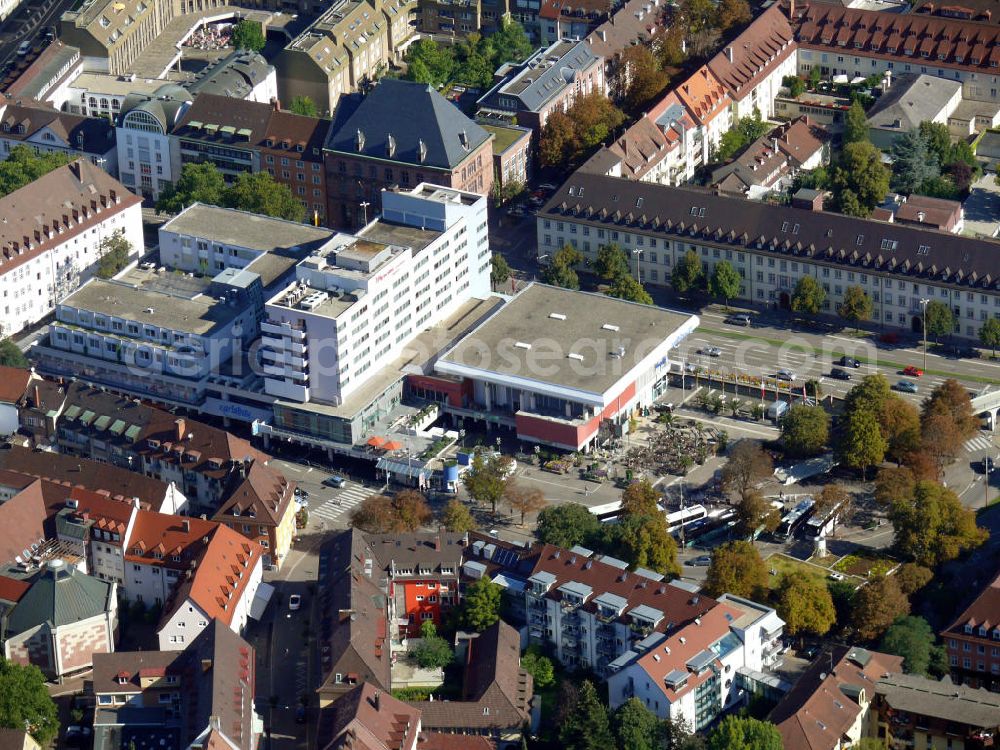 Freiburg from above - Das Gebäudeensemble Karlsbau am Rand der Altstadt von Freiburg in Baden-Württemberg. Es beherbergt u.a. das Mercure Hotel Freiburg, ein Restaurant, ein Fitnessstudio und mehrere Einzelhandelsgeschäfte. Des Weiteren gibt es hier das größte Parkhaus der Altstadt. The building complex Karlsbau at the edge of the historic city of Freiburg, Baden-Wuerttemberg. It hosts, among others, the Mercure Hotel, a restaurant, a fitness studio and several retail stores. Furthermore there is the biggest parking block of the historic city.