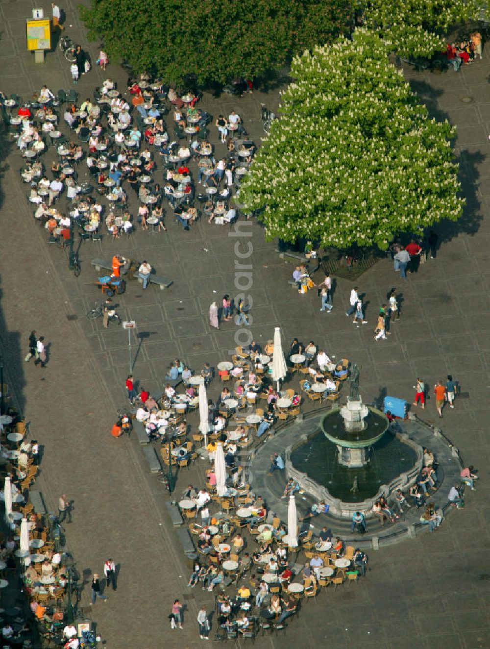 Aachen from the bird's eye view: Blick auf den Karlsbrunnen. Er steht auf dem Marktplatz vor dem Aachener Rathaus. Die Figur stellt Karl den Großen dar und wurde von Franz von Trier entworfen. Sie wurde im Jahr 1620 gegossen.