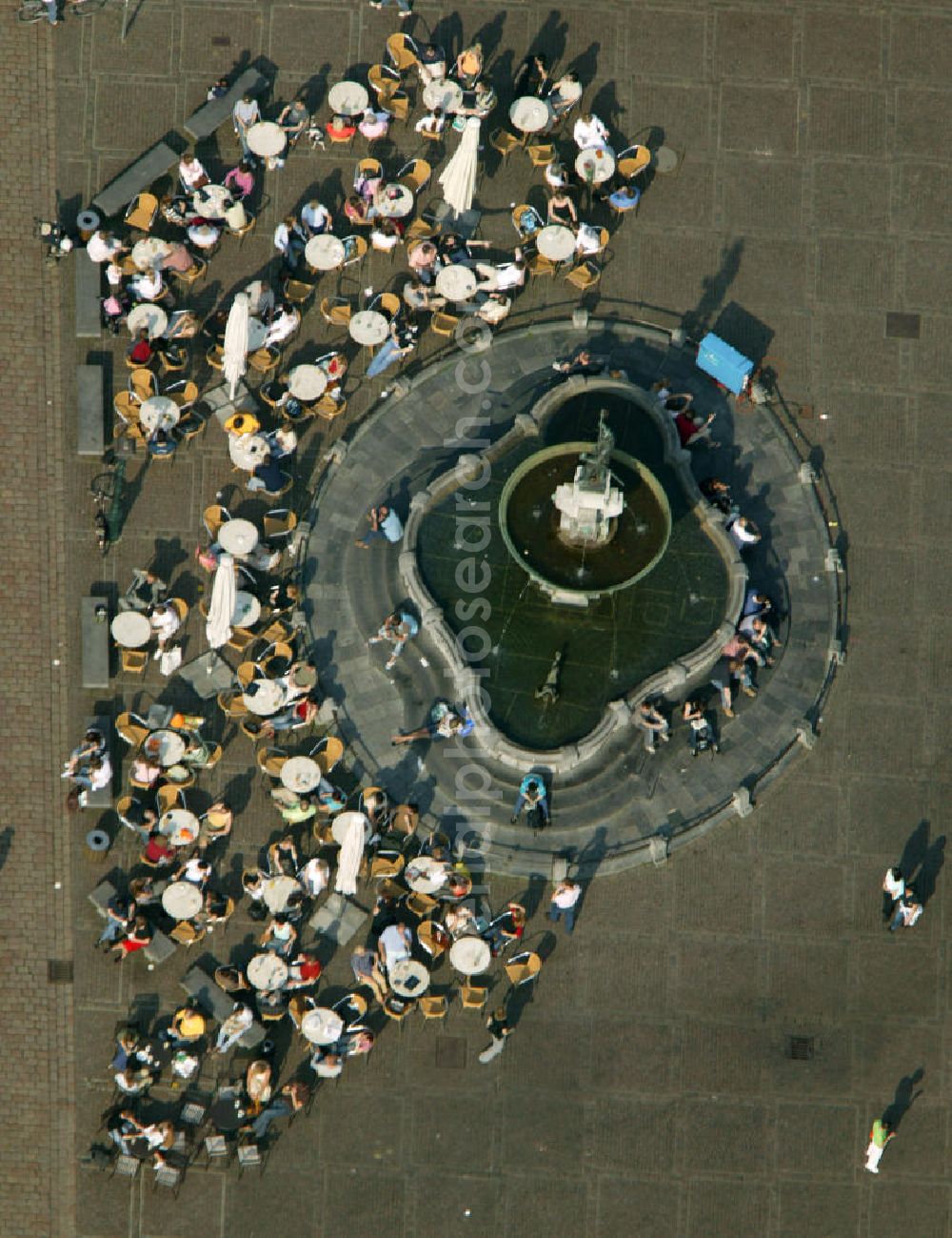 Aerial image Aachen - Blick auf den Karlsbrunnen. Er steht auf dem Marktplatz vor dem Aachener Rathaus. Die Figur stellt Karl den Großen dar und wurde von Franz von Trier entworfen. Sie wurde im Jahr 1620 gegossen.