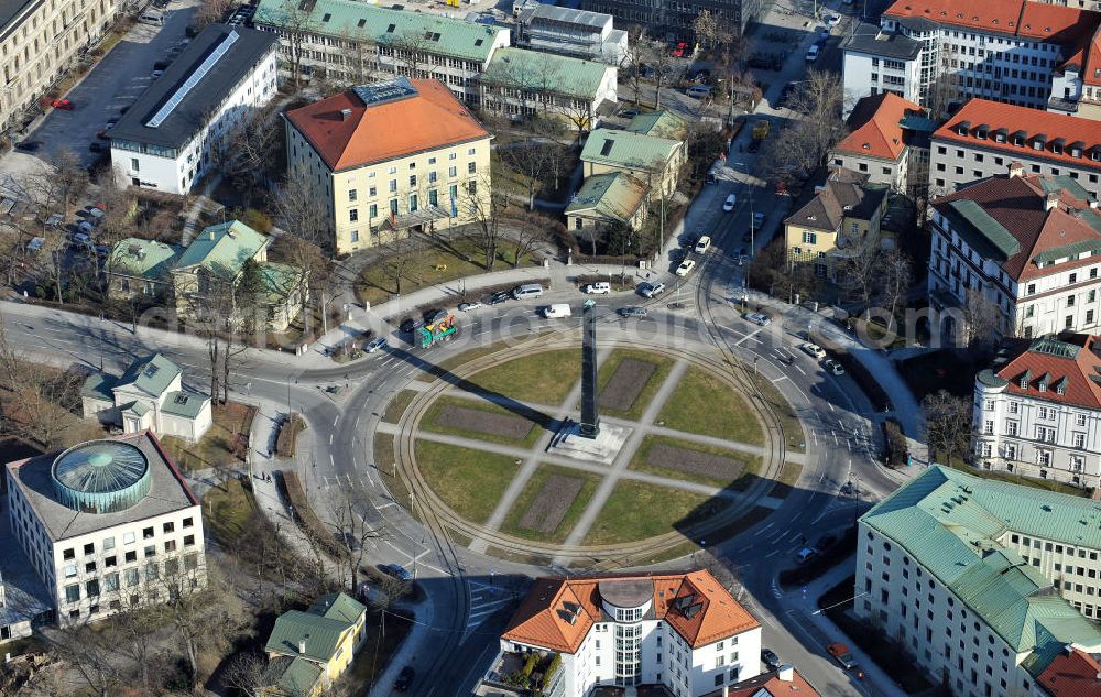 Aerial photograph München - Der Karolinenplatz mit dem Obelisken, der als Denkmal für gefallene bayerische Soldaten dient, an der Barer Straße Ecke Brienner Straße in München. Der Obelisk wurde in der Mitte des neunzehnten Jahrhunderts nach Plänen von Leo von Klenze erbaut. The Karolinenplatz with the obelisk at the Barer Strasse in Munich.