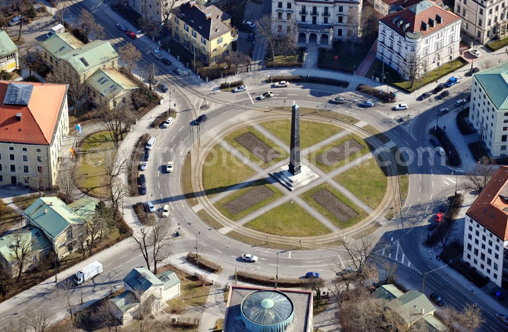 München from above - Der Karolinenplatz mit dem Obelisken, der als Denkmal für gefallene bayerische Soldaten dient, an der Barer Straße Ecke Brienner Straße in München. Der Obelisk wurde in der Mitte des neunzehnten Jahrhunderts nach Plänen von Leo von Klenze erbaut. The Karolinenplatz with the obelisk at the Barer Strasse in Munich.