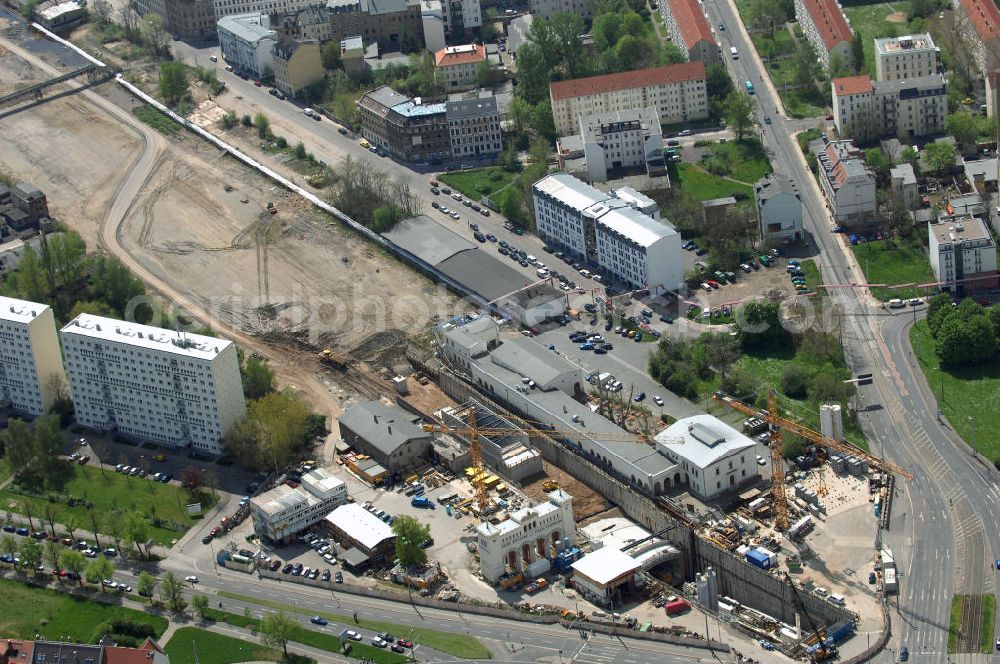 LEIPZIG from the bird's eye view: Baustelle City-Tunnel , er gilt als eines der derzeit anspruchsvollsten Bauprojekte in Deutschland. Er soll der Schienennahverkehr in der Region Leipzig/Halle um etwa 20 Minuten schneller machen. Nach den bisherigen Planungen soll der vier Kilometer lange Tunnel unter der Leipziger Innenstadt mit dem Fahrplanwechsel 2011/12 in Betrieb gehen. Der Leipziger Bayerische Bahnhof befindet sich südöstlich der Leipziger Altstadt am Bayrischen Platz. Mit seiner Inbetriebnahme im Jahr 1842 gilt er als der älteste erhaltene Kopfbahnhof Deutschlands. Am 10. Juni 2001 wurde der Bahnbetrieb auf dem Bayerischen Bahnhof (zuletzt noch mit einigen Zügen im Nahverkehr) vollständig eingestellt. Mit der Inbetriebnahme des in Bau befindlichen unterirdischen City-Tunnels zum Hauptbahnhof soll der Bayerische Bahnhof Ende des Jahres 2009 wieder an das Eisenbahnnetz (Nord-Süd-S-Bahn, zum Beispiel Delitzsch – Borna) angeschlossen werden. Um dem City-Tunnel Platz zu machen wurde im Sommer 2006 der 20 Meter hohe, 30 Meter breite und 6 Meter tiefe und 2800 Tonnen schwere Portikus mit Hilfe spezieller Gleitlager um 40 Meter zur Seite geschoben. Das Fundament wurde dazu mit Beton ummantelt.