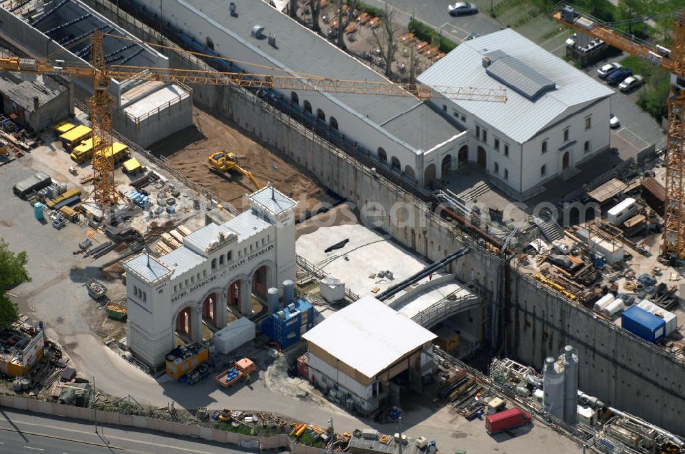 Aerial image LEIPZIG - Baustelle City-Tunnel , er gilt als eines der derzeit anspruchsvollsten Bauprojekte in Deutschland. Er soll der Schienennahverkehr in der Region Leipzig/Halle um etwa 20 Minuten schneller machen. Nach den bisherigen Planungen soll der vier Kilometer lange Tunnel unter der Leipziger Innenstadt mit dem Fahrplanwechsel 2011/12 in Betrieb gehen. Der Leipziger Bayerische Bahnhof befindet sich südöstlich der Leipziger Altstadt am Bayrischen Platz. Mit seiner Inbetriebnahme im Jahr 1842 gilt er als der älteste erhaltene Kopfbahnhof Deutschlands. Am 10. Juni 2001 wurde der Bahnbetrieb auf dem Bayerischen Bahnhof (zuletzt noch mit einigen Zügen im Nahverkehr) vollständig eingestellt. Mit der Inbetriebnahme des in Bau befindlichen unterirdischen City-Tunnels zum Hauptbahnhof soll der Bayerische Bahnhof Ende des Jahres 2009 wieder an das Eisenbahnnetz (Nord-Süd-S-Bahn, zum Beispiel Delitzsch – Borna) angeschlossen werden. Um dem City-Tunnel Platz zu machen wurde im Sommer 2006 der 20 Meter hohe, 30 Meter breite und 6 Meter tiefe und 2800 Tonnen schwere Portikus mit Hilfe spezieller Gleitlager um 40 Meter zur Seite geschoben. Das Fundament wurde dazu mit Beton ummantelt.