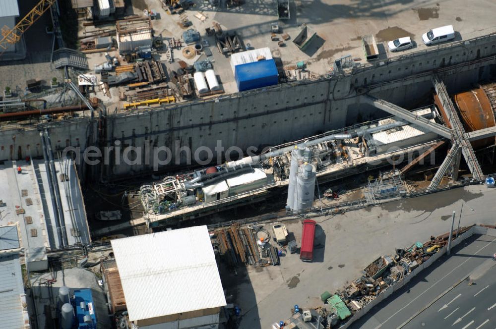 Aerial photograph LEIPZIG - Baustelle City-Tunnel , er gilt als eines der derzeit anspruchsvollsten Bauprojekte in Deutschland. Er soll der Schienennahverkehr in der Region Leipzig/Halle um etwa 20 Minuten schneller machen. Nach den bisherigen Planungen soll der vier Kilometer lange Tunnel unter der Leipziger Innenstadt mit dem Fahrplanwechsel 2011/12 in Betrieb gehen. Der Leipziger Bayerische Bahnhof befindet sich südöstlich der Leipziger Altstadt am Bayrischen Platz. Mit seiner Inbetriebnahme im Jahr 1842 gilt er als der älteste erhaltene Kopfbahnhof Deutschlands. Am 10. Juni 2001 wurde der Bahnbetrieb auf dem Bayerischen Bahnhof (zuletzt noch mit einigen Zügen im Nahverkehr) vollständig eingestellt. Mit der Inbetriebnahme des in Bau befindlichen unterirdischen City-Tunnels zum Hauptbahnhof soll der Bayerische Bahnhof Ende des Jahres 2009 wieder an das Eisenbahnnetz (Nord-Süd-S-Bahn, zum Beispiel Delitzsch – Borna) angeschlossen werden. Um dem City-Tunnel Platz zu machen wurde im Sommer 2006 der 20 Meter hohe, 30 Meter breite und 6 Meter tiefe und 2800 Tonnen schwere Portikus mit Hilfe spezieller Gleitlager um 40 Meter zur Seite geschoben. Das Fundament wurde dazu mit Beton ummantelt.