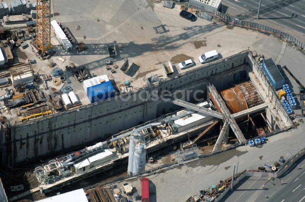 LEIPZIG from above - Baustelle City-Tunnel , er gilt als eines der derzeit anspruchsvollsten Bauprojekte in Deutschland. Er soll der Schienennahverkehr in der Region Leipzig/Halle um etwa 20 Minuten schneller machen. Nach den bisherigen Planungen soll der vier Kilometer lange Tunnel unter der Leipziger Innenstadt mit dem Fahrplanwechsel 2011/12 in Betrieb gehen. Der Leipziger Bayerische Bahnhof befindet sich südöstlich der Leipziger Altstadt am Bayrischen Platz. Mit seiner Inbetriebnahme im Jahr 1842 gilt er als der älteste erhaltene Kopfbahnhof Deutschlands. Am 10. Juni 2001 wurde der Bahnbetrieb auf dem Bayerischen Bahnhof (zuletzt noch mit einigen Zügen im Nahverkehr) vollständig eingestellt. Mit der Inbetriebnahme des in Bau befindlichen unterirdischen City-Tunnels zum Hauptbahnhof soll der Bayerische Bahnhof Ende des Jahres 2009 wieder an das Eisenbahnnetz (Nord-Süd-S-Bahn, zum Beispiel Delitzsch – Borna) angeschlossen werden. Um dem City-Tunnel Platz zu machen wurde im Sommer 2006 der 20 Meter hohe, 30 Meter breite und 6 Meter tiefe und 2800 Tonnen schwere Portikus mit Hilfe spezieller Gleitlager um 40 Meter zur Seite geschoben. Das Fundament wurde dazu mit Beton ummantelt.