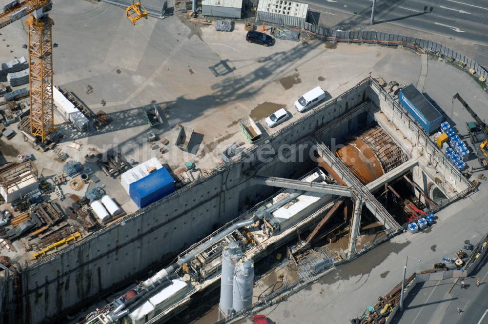 LEIPZIG from the bird's eye view: Baustelle City-Tunnel , er gilt als eines der derzeit anspruchsvollsten Bauprojekte in Deutschland. Er soll der Schienennahverkehr in der Region Leipzig/Halle um etwa 20 Minuten schneller machen. Nach den bisherigen Planungen soll der vier Kilometer lange Tunnel unter der Leipziger Innenstadt mit dem Fahrplanwechsel 2011/12 in Betrieb gehen. Der Leipziger Bayerische Bahnhof befindet sich südöstlich der Leipziger Altstadt am Bayrischen Platz. Mit seiner Inbetriebnahme im Jahr 1842 gilt er als der älteste erhaltene Kopfbahnhof Deutschlands. Am 10. Juni 2001 wurde der Bahnbetrieb auf dem Bayerischen Bahnhof (zuletzt noch mit einigen Zügen im Nahverkehr) vollständig eingestellt. Mit der Inbetriebnahme des in Bau befindlichen unterirdischen City-Tunnels zum Hauptbahnhof soll der Bayerische Bahnhof Ende des Jahres 2009 wieder an das Eisenbahnnetz (Nord-Süd-S-Bahn, zum Beispiel Delitzsch – Borna) angeschlossen werden. Um dem City-Tunnel Platz zu machen wurde im Sommer 2006 der 20 Meter hohe, 30 Meter breite und 6 Meter tiefe und 2800 Tonnen schwere Portikus mit Hilfe spezieller Gleitlager um 40 Meter zur Seite geschoben. Das Fundament wurde dazu mit Beton ummantelt.