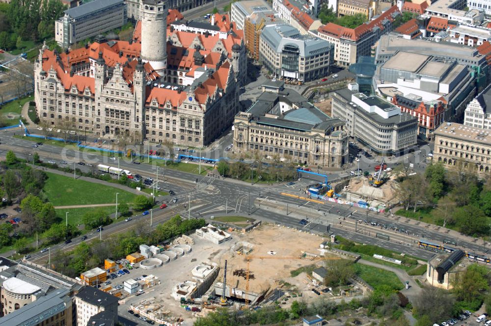 Aerial image LEIPZIG - Baustelle City-Tunnel , er gilt als eines der derzeit anspruchsvollsten Bauprojekte in Deutschland. Er soll der Schienennahverkehr in der Region Leipzig/Halle um etwa 20 Minuten schneller machen. Nach den bisherigen Planungen soll der vier Kilometer lange Tunnel unter der Leipziger Innenstadt mit dem Fahrplanwechsel 2011/12 in Betrieb gehen. Der Leipziger Bayerische Bahnhof befindet sich südöstlich der Leipziger Altstadt am Bayrischen Platz. Mit seiner Inbetriebnahme im Jahr 1842 gilt er als der älteste erhaltene Kopfbahnhof Deutschlands. Am 10. Juni 2001 wurde der Bahnbetrieb auf dem Bayerischen Bahnhof (zuletzt noch mit einigen Zügen im Nahverkehr) vollständig eingestellt. Mit der Inbetriebnahme des in Bau befindlichen unterirdischen City-Tunnels zum Hauptbahnhof soll der Bayerische Bahnhof Ende des Jahres 2009 wieder an das Eisenbahnnetz (Nord-Süd-S-Bahn, zum Beispiel Delitzsch – Borna) angeschlossen werden. Um dem City-Tunnel Platz zu machen wurde im Sommer 2006 der 20 Meter hohe, 30 Meter breite und 6 Meter tiefe und 2800 Tonnen schwere Portikus mit Hilfe spezieller Gleitlager um 40 Meter zur Seite geschoben. Das Fundament wurde dazu mit Beton ummantelt.