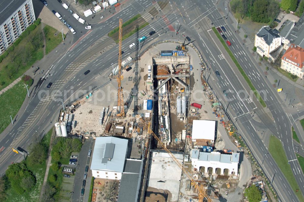 Aerial photograph LEIPZIG - Baustelle City-Tunnel , er gilt als eines der derzeit anspruchsvollsten Bauprojekte in Deutschland. Er soll der Schienennahverkehr in der Region Leipzig/Halle um etwa 20 Minuten schneller machen. Nach den bisherigen Planungen soll der vier Kilometer lange Tunnel unter der Leipziger Innenstadt mit dem Fahrplanwechsel 2011/12 in Betrieb gehen. Der Leipziger Bayerische Bahnhof befindet sich südöstlich der Leipziger Altstadt am Bayrischen Platz. Mit seiner Inbetriebnahme im Jahr 1842 gilt er als der älteste erhaltene Kopfbahnhof Deutschlands. Am 10. Juni 2001 wurde der Bahnbetrieb auf dem Bayerischen Bahnhof (zuletzt noch mit einigen Zügen im Nahverkehr) vollständig eingestellt. Mit der Inbetriebnahme des in Bau befindlichen unterirdischen City-Tunnels zum Hauptbahnhof soll der Bayerische Bahnhof Ende des Jahres 2009 wieder an das Eisenbahnnetz (Nord-Süd-S-Bahn, zum Beispiel Delitzsch – Borna) angeschlossen werden. Um dem City-Tunnel Platz zu machen wurde im Sommer 2006 der 20 Meter hohe, 30 Meter breite und 6 Meter tiefe und 2800 Tonnen schwere Portikus mit Hilfe spezieller Gleitlager um 40 Meter zur Seite geschoben. Das Fundament wurde dazu mit Beton ummantelt.