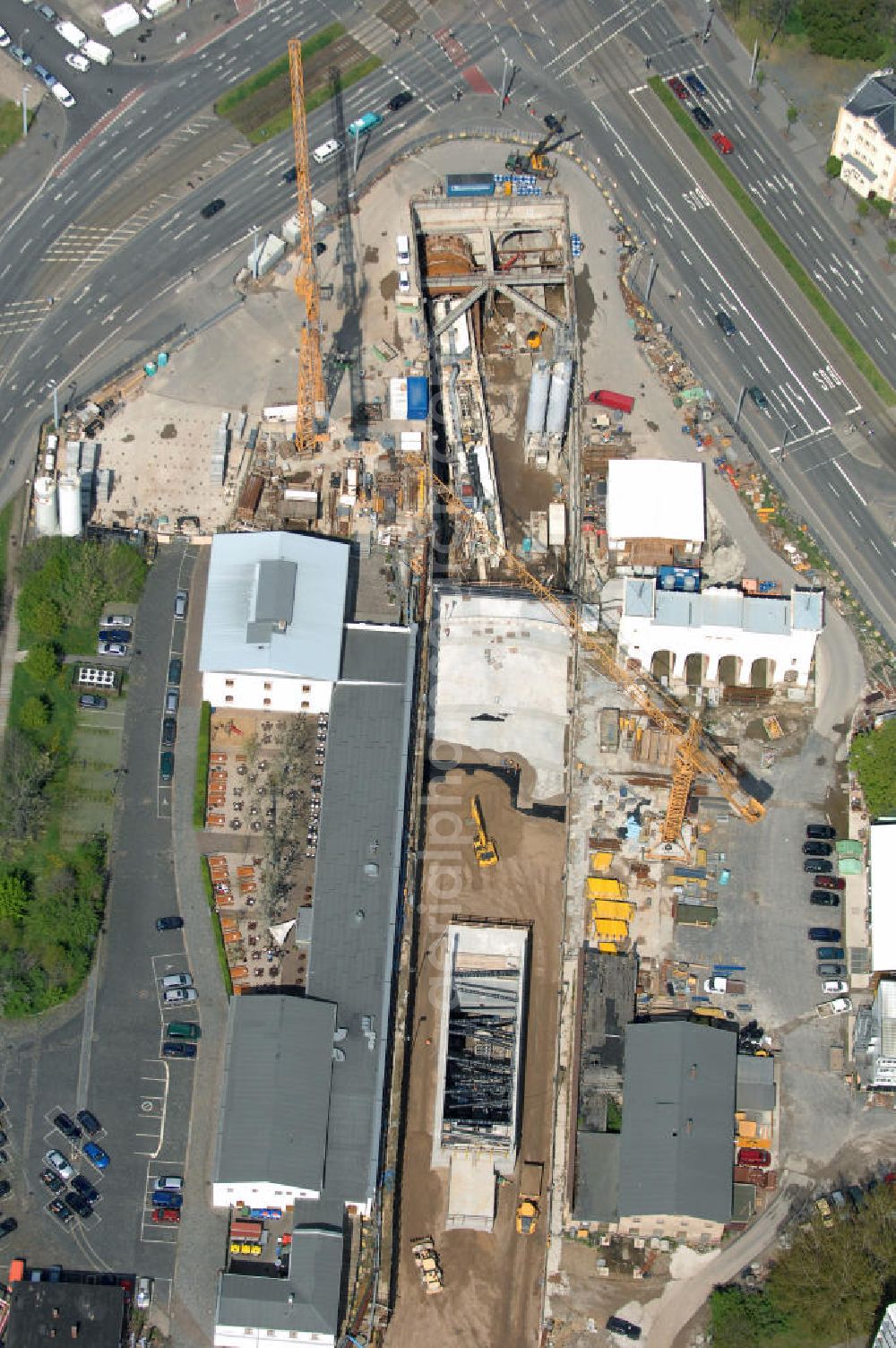 LEIPZIG from above - Baustelle City-Tunnel , er gilt als eines der derzeit anspruchsvollsten Bauprojekte in Deutschland. Er soll der Schienennahverkehr in der Region Leipzig/Halle um etwa 20 Minuten schneller machen. Nach den bisherigen Planungen soll der vier Kilometer lange Tunnel unter der Leipziger Innenstadt mit dem Fahrplanwechsel 2011/12 in Betrieb gehen. Der Leipziger Bayerische Bahnhof befindet sich südöstlich der Leipziger Altstadt am Bayrischen Platz. Mit seiner Inbetriebnahme im Jahr 1842 gilt er als der älteste erhaltene Kopfbahnhof Deutschlands. Am 10. Juni 2001 wurde der Bahnbetrieb auf dem Bayerischen Bahnhof (zuletzt noch mit einigen Zügen im Nahverkehr) vollständig eingestellt. Mit der Inbetriebnahme des in Bau befindlichen unterirdischen City-Tunnels zum Hauptbahnhof soll der Bayerische Bahnhof Ende des Jahres 2009 wieder an das Eisenbahnnetz (Nord-Süd-S-Bahn, zum Beispiel Delitzsch – Borna) angeschlossen werden. Um dem City-Tunnel Platz zu machen wurde im Sommer 2006 der 20 Meter hohe, 30 Meter breite und 6 Meter tiefe und 2800 Tonnen schwere Portikus mit Hilfe spezieller Gleitlager um 40 Meter zur Seite geschoben. Das Fundament wurde dazu mit Beton ummantelt.