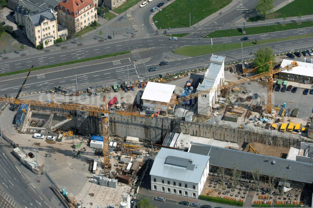 LEIPZIG from the bird's eye view: Baustelle City-Tunnel , er gilt als eines der derzeit anspruchsvollsten Bauprojekte in Deutschland. Er soll der Schienennahverkehr in der Region Leipzig/Halle um etwa 20 Minuten schneller machen. Nach den bisherigen Planungen soll der vier Kilometer lange Tunnel unter der Leipziger Innenstadt mit dem Fahrplanwechsel 2011/12 in Betrieb gehen. Der Leipziger Bayerische Bahnhof befindet sich südöstlich der Leipziger Altstadt am Bayrischen Platz. Mit seiner Inbetriebnahme im Jahr 1842 gilt er als der älteste erhaltene Kopfbahnhof Deutschlands. Am 10. Juni 2001 wurde der Bahnbetrieb auf dem Bayerischen Bahnhof (zuletzt noch mit einigen Zügen im Nahverkehr) vollständig eingestellt. Mit der Inbetriebnahme des in Bau befindlichen unterirdischen City-Tunnels zum Hauptbahnhof soll der Bayerische Bahnhof Ende des Jahres 2009 wieder an das Eisenbahnnetz (Nord-Süd-S-Bahn, zum Beispiel Delitzsch – Borna) angeschlossen werden. Um dem City-Tunnel Platz zu machen wurde im Sommer 2006 der 20 Meter hohe, 30 Meter breite und 6 Meter tiefe und 2800 Tonnen schwere Portikus mit Hilfe spezieller Gleitlager um 40 Meter zur Seite geschoben. Das Fundament wurde dazu mit Beton ummantelt.