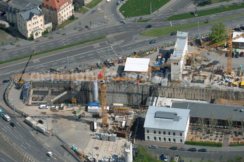 Aerial image LEIPZIG - Baustelle City-Tunnel , er gilt als eines der derzeit anspruchsvollsten Bauprojekte in Deutschland. Er soll der Schienennahverkehr in der Region Leipzig/Halle um etwa 20 Minuten schneller machen. Nach den bisherigen Planungen soll der vier Kilometer lange Tunnel unter der Leipziger Innenstadt mit dem Fahrplanwechsel 2011/12 in Betrieb gehen. Der Leipziger Bayerische Bahnhof befindet sich südöstlich der Leipziger Altstadt am Bayrischen Platz. Mit seiner Inbetriebnahme im Jahr 1842 gilt er als der älteste erhaltene Kopfbahnhof Deutschlands. Am 10. Juni 2001 wurde der Bahnbetrieb auf dem Bayerischen Bahnhof (zuletzt noch mit einigen Zügen im Nahverkehr) vollständig eingestellt. Mit der Inbetriebnahme des in Bau befindlichen unterirdischen City-Tunnels zum Hauptbahnhof soll der Bayerische Bahnhof Ende des Jahres 2009 wieder an das Eisenbahnnetz (Nord-Süd-S-Bahn, zum Beispiel Delitzsch – Borna) angeschlossen werden. Um dem City-Tunnel Platz zu machen wurde im Sommer 2006 der 20 Meter hohe, 30 Meter breite und 6 Meter tiefe und 2800 Tonnen schwere Portikus mit Hilfe spezieller Gleitlager um 40 Meter zur Seite geschoben. Das Fundament wurde dazu mit Beton ummantelt.