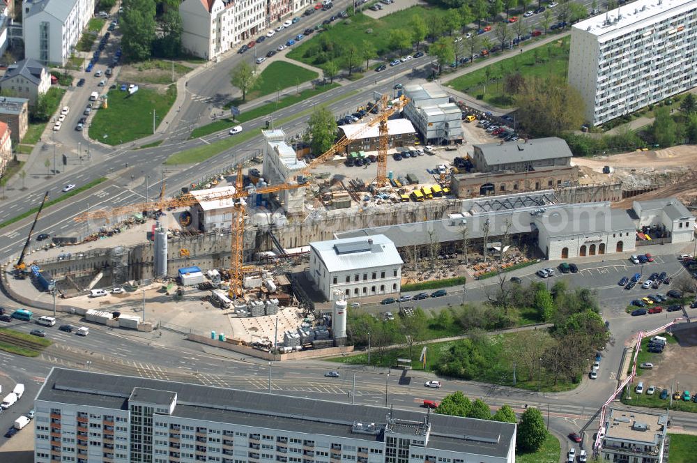 Aerial photograph LEIPZIG - Baustelle City-Tunnel , er gilt als eines der derzeit anspruchsvollsten Bauprojekte in Deutschland. Er soll der Schienennahverkehr in der Region Leipzig/Halle um etwa 20 Minuten schneller machen. Nach den bisherigen Planungen soll der vier Kilometer lange Tunnel unter der Leipziger Innenstadt mit dem Fahrplanwechsel 2011/12 in Betrieb gehen. Der Leipziger Bayerische Bahnhof befindet sich südöstlich der Leipziger Altstadt am Bayrischen Platz. Mit seiner Inbetriebnahme im Jahr 1842 gilt er als der älteste erhaltene Kopfbahnhof Deutschlands. Am 10. Juni 2001 wurde der Bahnbetrieb auf dem Bayerischen Bahnhof (zuletzt noch mit einigen Zügen im Nahverkehr) vollständig eingestellt. Mit der Inbetriebnahme des in Bau befindlichen unterirdischen City-Tunnels zum Hauptbahnhof soll der Bayerische Bahnhof Ende des Jahres 2009 wieder an das Eisenbahnnetz (Nord-Süd-S-Bahn, zum Beispiel Delitzsch – Borna) angeschlossen werden. Um dem City-Tunnel Platz zu machen wurde im Sommer 2006 der 20 Meter hohe, 30 Meter breite und 6 Meter tiefe und 2800 Tonnen schwere Portikus mit Hilfe spezieller Gleitlager um 40 Meter zur Seite geschoben. Das Fundament wurde dazu mit Beton ummantelt.