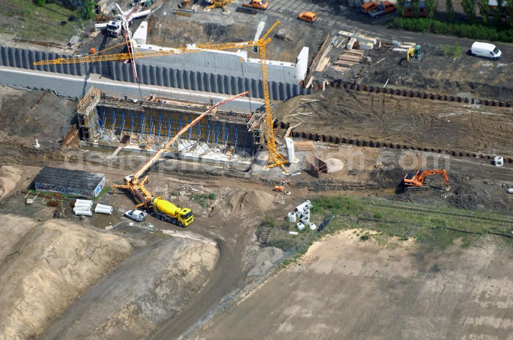 LEIPZIG from above - Baustelle City-Tunnel , er gilt als eines der derzeit anspruchsvollsten Bauprojekte in Deutschland. Er soll der Schienennahverkehr in der Region Leipzig/Halle um etwa 20 Minuten schneller machen. Nach den bisherigen Planungen soll der vier Kilometer lange Tunnel unter der Leipziger Innenstadt mit dem Fahrplanwechsel 2011/12 in Betrieb gehen. Der Leipziger Bayerische Bahnhof befindet sich südöstlich der Leipziger Altstadt am Bayrischen Platz. Mit seiner Inbetriebnahme im Jahr 1842 gilt er als der älteste erhaltene Kopfbahnhof Deutschlands. Am 10. Juni 2001 wurde der Bahnbetrieb auf dem Bayerischen Bahnhof (zuletzt noch mit einigen Zügen im Nahverkehr) vollständig eingestellt. Mit der Inbetriebnahme des in Bau befindlichen unterirdischen City-Tunnels zum Hauptbahnhof soll der Bayerische Bahnhof Ende des Jahres 2009 wieder an das Eisenbahnnetz (Nord-Süd-S-Bahn, zum Beispiel Delitzsch – Borna) angeschlossen werden. Um dem City-Tunnel Platz zu machen wurde im Sommer 2006 der 20 Meter hohe, 30 Meter breite und 6 Meter tiefe und 2800 Tonnen schwere Portikus mit Hilfe spezieller Gleitlager um 40 Meter zur Seite geschoben. Das Fundament wurde dazu mit Beton ummantelt.