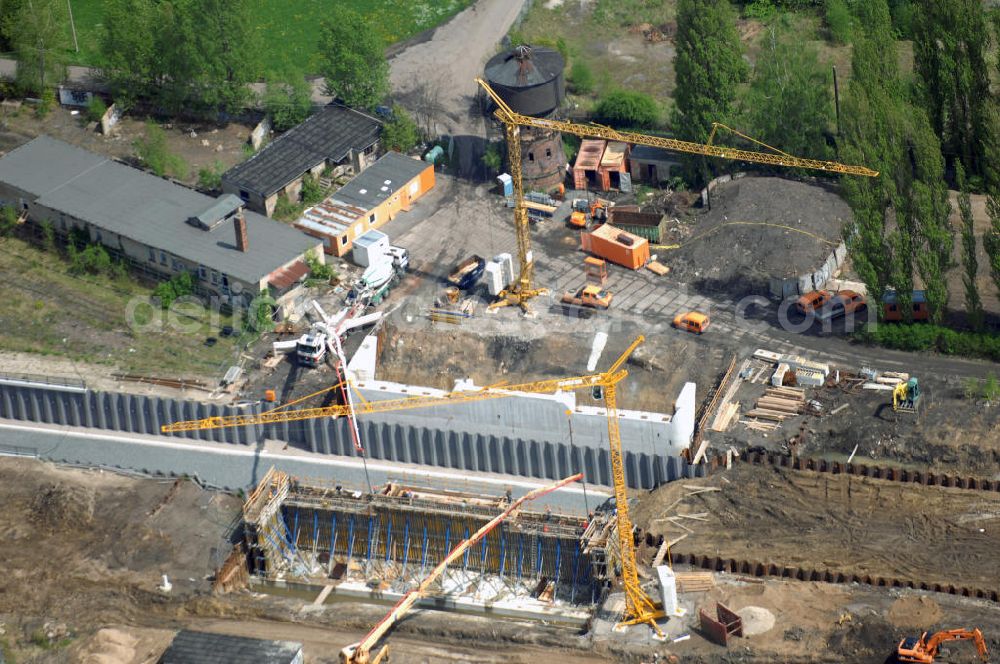 LEIPZIG from the bird's eye view: Baustelle City-Tunnel , er gilt als eines der derzeit anspruchsvollsten Bauprojekte in Deutschland. Er soll der Schienennahverkehr in der Region Leipzig/Halle um etwa 20 Minuten schneller machen. Nach den bisherigen Planungen soll der vier Kilometer lange Tunnel unter der Leipziger Innenstadt mit dem Fahrplanwechsel 2011/12 in Betrieb gehen. Der Leipziger Bayerische Bahnhof befindet sich südöstlich der Leipziger Altstadt am Bayrischen Platz. Mit seiner Inbetriebnahme im Jahr 1842 gilt er als der älteste erhaltene Kopfbahnhof Deutschlands. Am 10. Juni 2001 wurde der Bahnbetrieb auf dem Bayerischen Bahnhof (zuletzt noch mit einigen Zügen im Nahverkehr) vollständig eingestellt. Mit der Inbetriebnahme des in Bau befindlichen unterirdischen City-Tunnels zum Hauptbahnhof soll der Bayerische Bahnhof Ende des Jahres 2009 wieder an das Eisenbahnnetz (Nord-Süd-S-Bahn, zum Beispiel Delitzsch – Borna) angeschlossen werden. Um dem City-Tunnel Platz zu machen wurde im Sommer 2006 der 20 Meter hohe, 30 Meter breite und 6 Meter tiefe und 2800 Tonnen schwere Portikus mit Hilfe spezieller Gleitlager um 40 Meter zur Seite geschoben. Das Fundament wurde dazu mit Beton ummantelt.