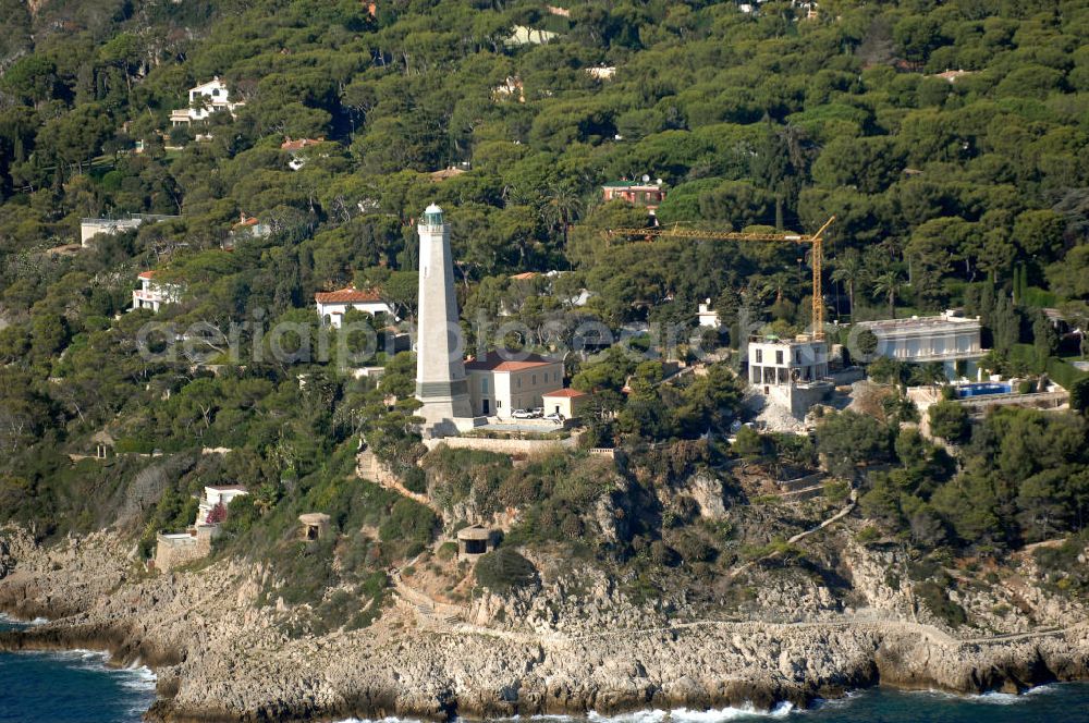 Aerial photograph Saint-Jean-Cap-Ferrat - Blick auf den Leuchtturm Cap Ferrat in Saint-Jean-Cap-Ferrat. Das Cap Ferrat ist eine Halbinsel an der Cote d'Azur. Sie liegt zwischen Nizza und Monaco. Es trennt Beaulieu-sur-Mer und Villefranche-sur-Mer. Der Ort Saint-Jean-Cap-Ferrat erstreckt sich an seinem Ostufer. Die ganze Halbinsel kann auf einem Fußweg umrundet werden. An ihrer Spitze steht ein Leuchtturm als Hafenwegweiser.