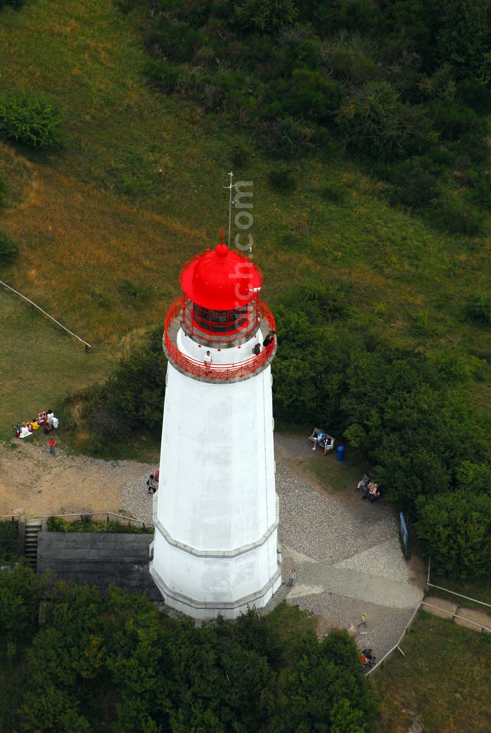 Hiddensee (Rügen) from above - Der Leuchtturm Dornbusch auf Hiddensee. Der 28 Meter hohe Turm wurde 1888 erbaut und in Betrieb genommen. Heute ist er außerdem ein beliebter Aussichtspunkt und gilt als Wahrzeichen Hiddensees.