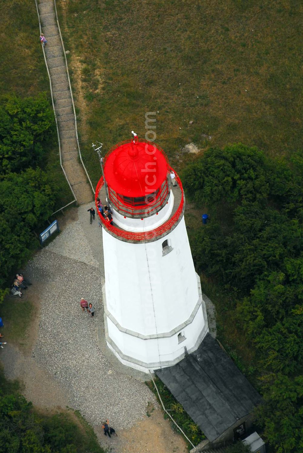 Hiddensee (Rügen) from above - Der Leuchtturm Dornbusch auf Hiddensee. Der 28 Meter hohe Turm wurde 1888 erbaut und in Betrieb genommen. Heute ist er außerdem ein beliebter Aussichtspunkt und gilt als Wahrzeichen Hiddensees.