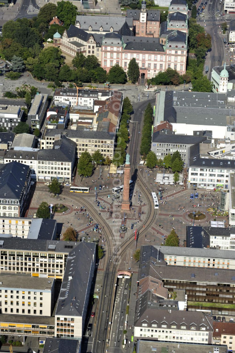 Darmstadt from above - Der Luisenplatz im Stadtteil Mitte in Darmstadt, Hessen. Markant ist das Ludwigsmonument, ein Wahrzeichen Darmstadts, welches auch als Langer Ludwig oder Langer Lui bezeichnet wird. The place Luisenplatz in the district Mitte in Darmstadt, Hessen. Remarkable ist the Ludwigsmonument, the towns landmark, which is also called Langer Ludwig or Langer Lui.