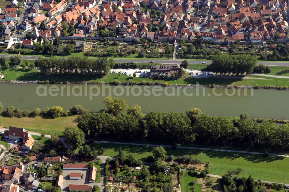 SOMMERHAUSEN from the bird's eye view: Blick über Sommerhausen (oben) Winterhausen (unten) am Main. Winterhausen und Sommerhausen sind Märkte im unterfränkischen Landkreis Würzburg und Mitglieder der Verwaltungsgemeinschaft Eibelstadt. Kontakt: Rathaus Sommerhausen, Hauptstraße 15, 97286 Sommerhausen, Tel. +49 (0)9333 216, Fax +49 (0)9333 8226, e-mail: rathaus@sommerhausen.de; Kontakt Markt Winterhausen: Gemeindeverwaltung, Rathausplatz 2, 97286 Winterhausen, Tel. +49 (0)9333 214, Fax +49 (0)9333 1802, e-mail: Rathaus@winterhausen.de