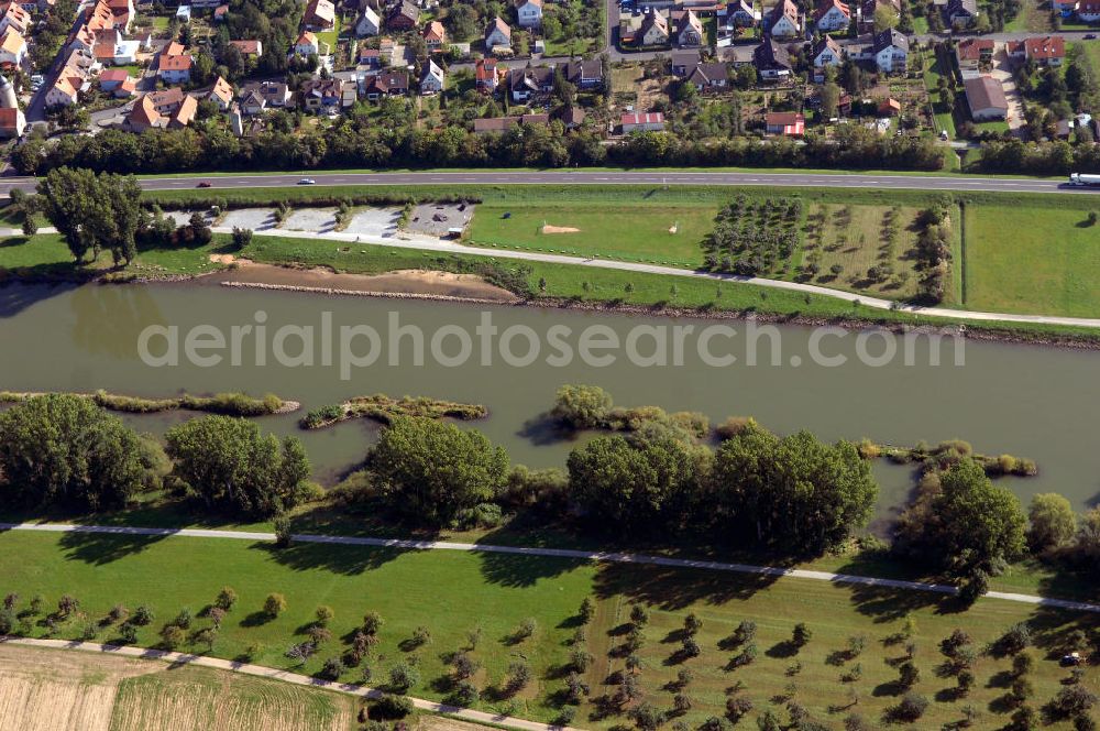 Aerial photograph SOMMERHAUSEN - Blick über Sommerhausen (oben) Winterhausen (unten) am Main. Winterhausen und Sommerhausen sind Märkte im unterfränkischen Landkreis Würzburg und Mitglieder der Verwaltungsgemeinschaft Eibelstadt. Kontakt: Rathaus Sommerhausen, Hauptstraße 15, 97286 Sommerhausen, Tel. +49 (0)9333 216, Fax +49 (0)9333 8226, e-mail: rathaus@sommerhausen.de; Kontakt Markt Winterhausen: Gemeindeverwaltung, Rathausplatz 2, 97286 Winterhausen, Tel. +49 (0)9333 214, Fax +49 (0)9333 1802, e-mail: Rathaus@winterhausen.de