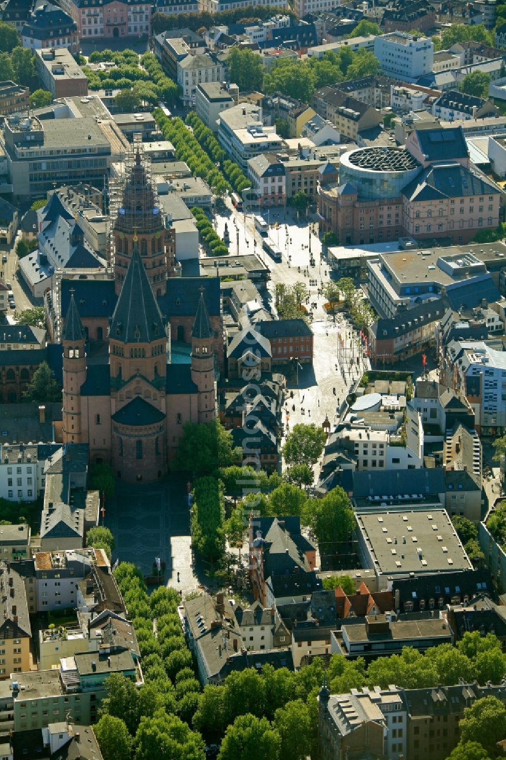 Mainz from the bird's eye view: The Mainz cathedral in Mainz in the federal state of rhineland-palatinate. In the background on th right side is the building of the state theatre Mainz