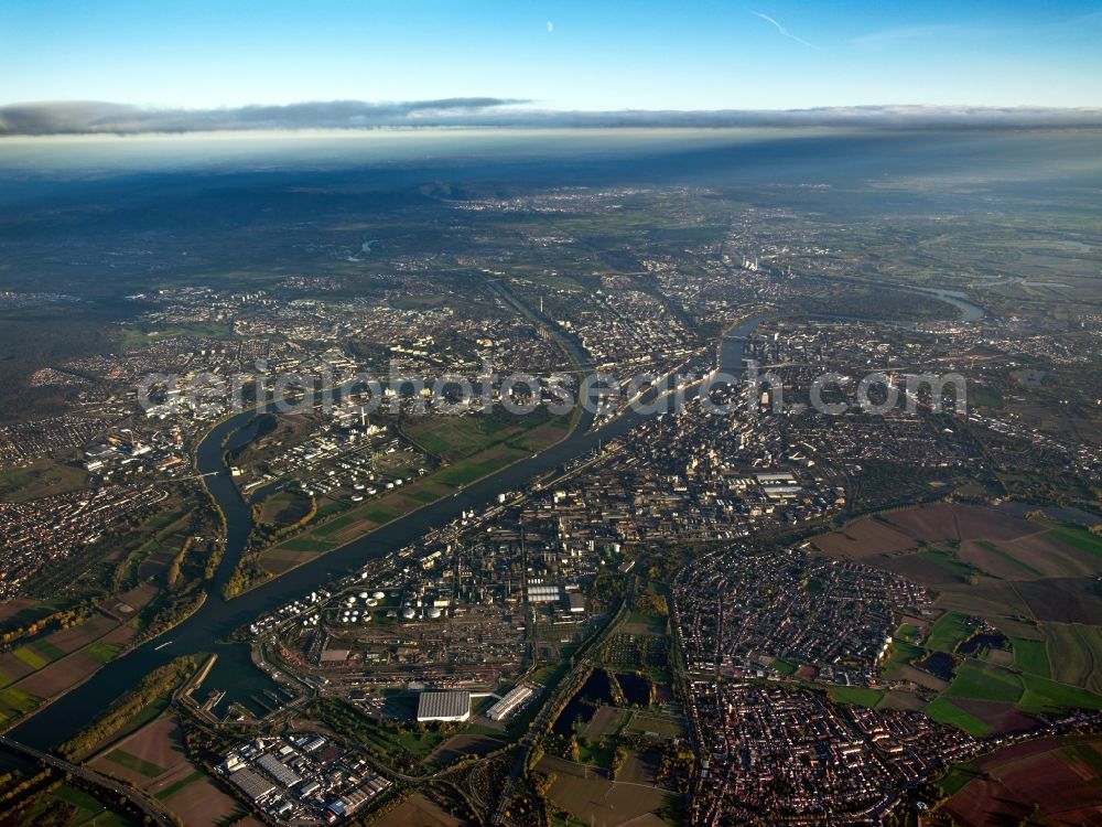 Aerial photograph Mannheim - The harbours of Mannheim and Ludwigshafen in the state of Rhineland-Palatinate. View from North to South. On the Eastern shore of the two rivers Rhine and Neckar lies Mannheim with its most important river port. On the Western side lies Ludwigshafen with its Rhine port. Both ports form an important complex of ports and industrial areas