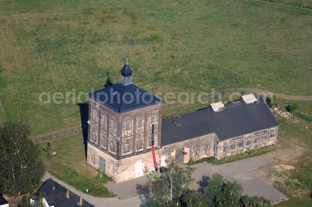 Aerial photograph Bannewitz - Blick auf den Marienschacht. Der Marienschacht ist ein ehemaliges Steinkohlebergwerk in der Gemeinde Bannewitz. Er bildet ein bergbauhistorisches Ensemble. Die Freiherrlich von Burgker Steinkohlewerke teuften den Schacht zwischen 1886 und 1893 ab, wobei man in etwa 545 m Teufe auf das Hauptsteinkohleflöz von ca. 6 m Mächtigkeit traf. 1930 wurde der Betrieb eingestellt. In der DDR wurde die Steinkohlenförderung wieder aufgenommen, diesmal als Schacht des VEB Steinkohlenwerks „Willi Agatz“. Da die Kohlen einen Urangehalt von ca. 0,3% aufwiesen, übernahm 1968 die SDAG Wismut die Kohlenförderung, um daraus Uran zu gewinnen. 1989 wurde der Schacht endgültig stillgelegt, zurückgebaut und mit Halde bis 1999 durch die Wismut GmbH saniert.Der markante, 1891 errichtete Förderturm, heute ein technisches Denkmal, ist ein im deutschen Raum eher seltener so genannter Malakow-Turm und der zuletzt errichtete seiner Bauart in Deutschland. In den 1960er Jahren wurde eine Kaue angebaut.