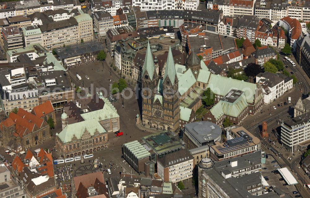 Aerial photograph Bremen - The market place in Bremen with the statue Bremer Roland in front of the town hall, the St. Petri Dome with the Konzerthaus Glocke, the domicile of the state parliament and the Liebfrauen church