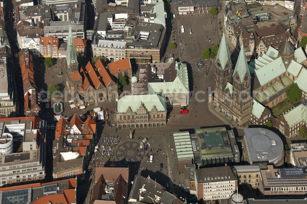 Aerial image Bremen - The market place in Bremen with the statue Bremer Roland in front of the town hall, the St. Petri Dome with the Konzerthaus Glocke, the domicile of the state parliament and the Liebfrauen church