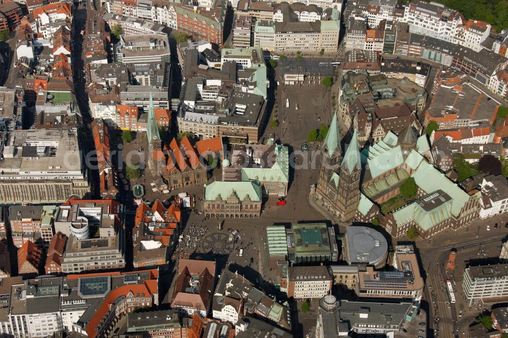 Aerial photograph Bremen - The market place in Bremen with the statue Bremer Roland in front of the town hall, the St. Petri Dome with the Konzerthaus Glocke, the domicile of the state parliament and the Liebfrauen church