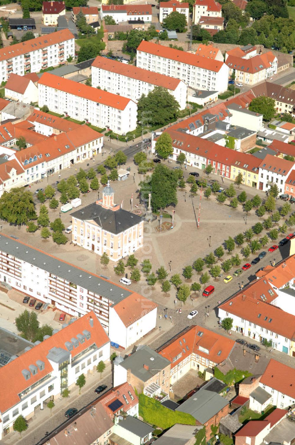 Templin from the bird's eye view: Blick auf den Marktplatz mit dem historischen Rathaus. Gebaut wurde es zwischen 1746 und 1748 als dreigeschossiger Barockbau. Das Gebäude wurde während des 2. Weltkrieges zerstört, jedoch originalgeträu wieder aufgebaut. Es ist heute Sitz des Standesamtes, der Touristeninformation und ein Seniorenzentrum. Kontakt: TourismusService Templin e.V., Historisches Rathaus, Am Markt 19, 17268 Templin, Tel. 03987 / 26 31, templin-info@t-online.de