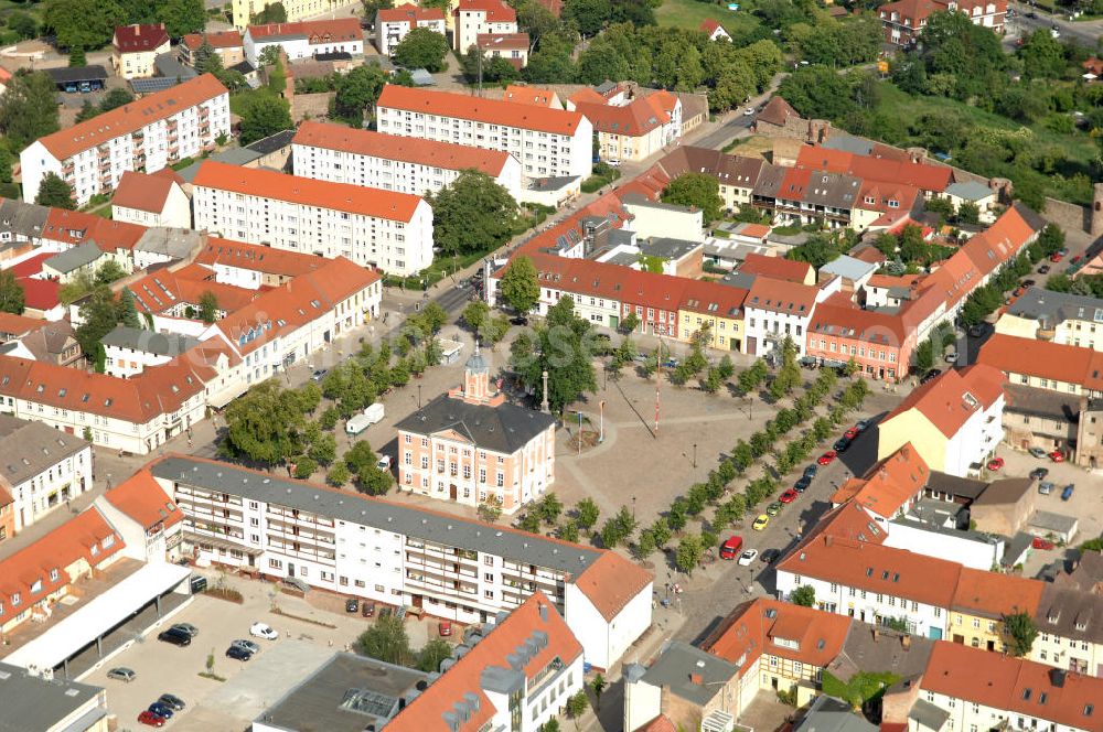 Aerial image Templin - Blick auf den Marktplatz mit dem historischen Rathaus. Gebaut wurde es zwischen 1746 und 1748 als dreigeschossiger Barockbau. Das Gebäude wurde während des 2. Weltkrieges zerstört, jedoch originalgeträu wieder aufgebaut. Es ist heute Sitz des Standesamtes, der Touristeninformation und ein Seniorenzentrum. Kontakt: TourismusService Templin e.V., Historisches Rathaus, Am Markt 19, 17268 Templin, Tel. 03987 / 26 31, templin-info@t-online.de